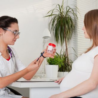 О чем говорит обнаружение ацетона в моче при беременности?