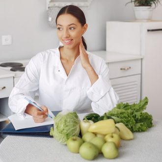 Насыщенные Знания: Путеводитель в Мире Нутрициологии https://ru.freepik.com/free-photo/beautiful-doctor-in-a-kitchen-with-vegetables_6238831.htm#fromView=search&page=1&position=4&uuid=b55492f1-4158-4808-b9eb-4ac5c7752d3a