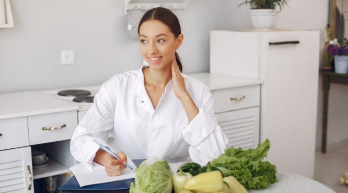 Насыщенные Знания: Путеводитель в Мире Нутрициологии https://ru.freepik.com/free-photo/beautiful-doctor-in-a-kitchen-with-vegetables_6238831.htm#fromView=search&page=1&position=4&uuid=b55492f1-4158-4808-b9eb-4ac5c7752d3a