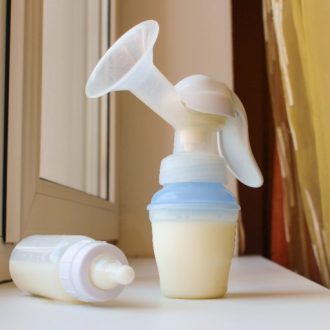 Как и сколько можно хранить грудное молоко в холодильнике и при комнатной температуре?