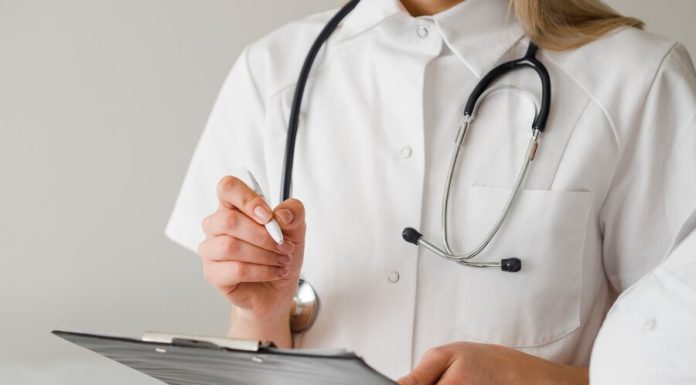 Частная семейная клиника: качественная медицинская помощь для всей семьи https://ru.freepik.com/free-photo/close-up-doctor-with-stethoscope_7572601.htm#fromView=search&page=1&position=2&uuid=9759c1a5-d37e-4dc4-a1c8-0d0ce935437b