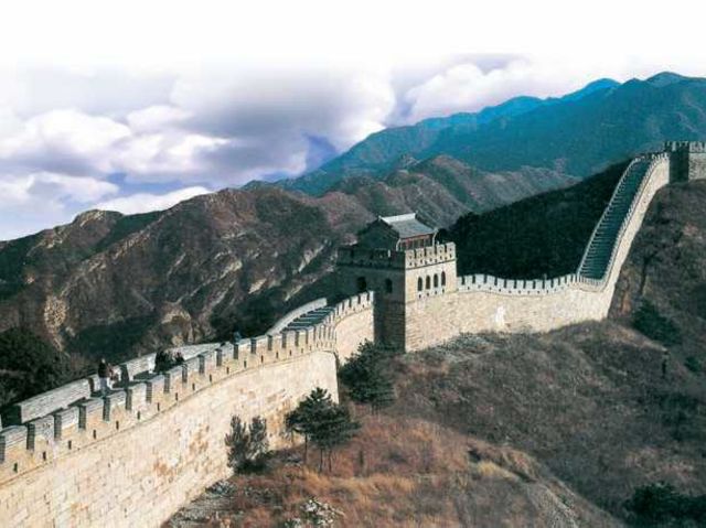 На сколько километров растянулась Великая Китайская стена? 