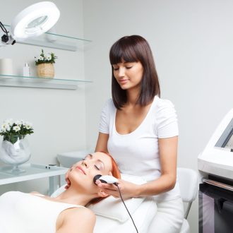 Косметологические приборы: наука, лежащая в основе красоты и молодости