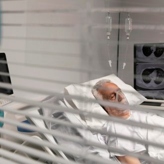 Аппараты ИВЛ: Технологии, Применение и Значение в Медицине https://ru.freepik.com/free-photo/doctor-looking-at-a-patient-through-a-window_15477642.htm#fromView=search&page=1&position=6&uuid=8f87d31d-dffc-4e38-850d-49c6dfc2c4ca