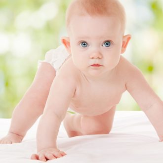 На каком месяце жизни дети начинают ползать?