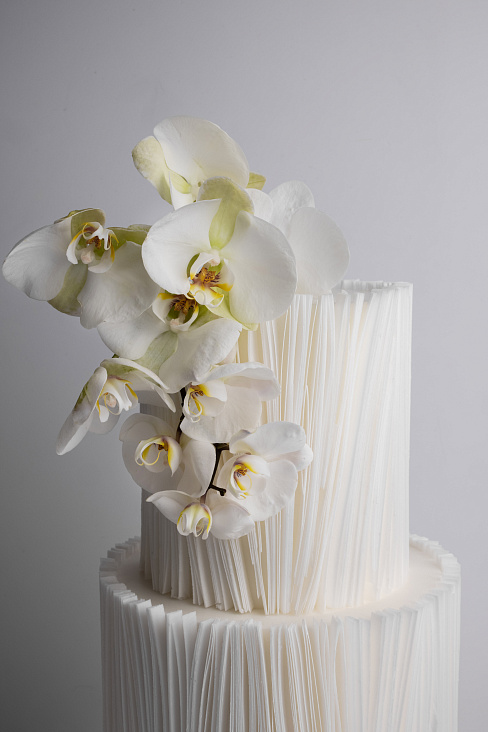 Свадебные торты: этажный торт с цветами из мастики, с живыми цветами, с карамельными фигурами