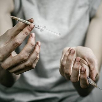 Наркомания: как осмелиться обратиться в наркологическую клинику, почему важно начать лечение