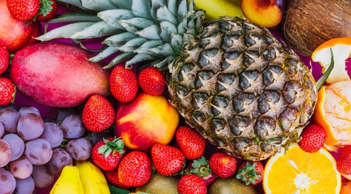 Здоровье и витамины: фрукты для поддержания здоровья https://ru.freepik.com/free-photo/grapes-strawberries-pineapple-kiwi-apricot-banana-and-whole-pineapple_3630863.htm#fromView=search&page=1&position=13&uuid=affdad29-eebe-4f5c-b36a-4ea2500ced19