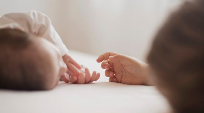 Как убрать рубец после кесарева сечения https://ru.freepik.com/free-photo/hand-approaching-to-little-baby_5932607.htm#fromView=search&page=1&position=3&uuid=50e3092a-3e90-4db1-90e4-10714eb8f2a0