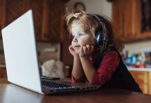 Программирование для детей: как научить ребенка программировать https://ru.freepik.com/free-photo/happy-beautiful-child-in-headphones-listening-to-music_9124859.htm#fromView=search&page=1&position=2&uuid=c50a2bb8-adc3-458c-878f-6594d8d7905b