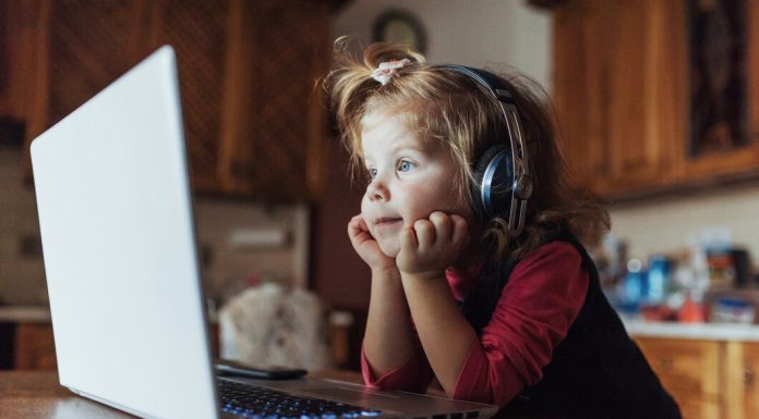 Программирование для детей: как научить ребенка программировать https://ru.freepik.com/free-photo/happy-beautiful-child-in-headphones-listening-to-music_9124859.htm#fromView=search&page=1&position=2&uuid=c50a2bb8-adc3-458c-878f-6594d8d7905b