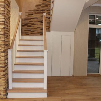 Лестницы закрытого типа: что это и какая у них конструкция