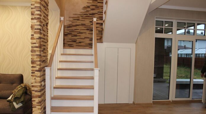 Лестницы закрытого типа: что это и какая у них конструкция