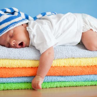 Сон новорожденного — лучшая поза и необходимое время для сна