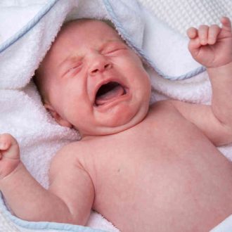 Плач новорожденного: как определить колики?