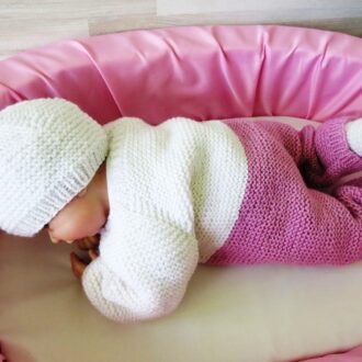 Вяжем для новорожденного 0-3 месяцев: костюмы спицами, идеи комплектов для девочек и мальчиков, схемы для новичков