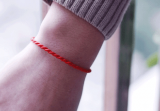 Браслет-оберег своими руками: как сделать из красной нити от сглаза и порчи