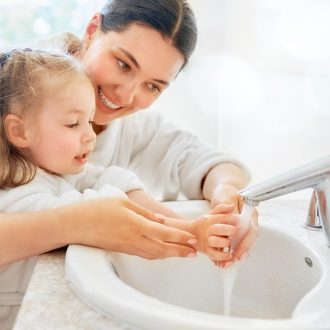 Влажные салфетки для детей: выбор между качеством и безопасностью