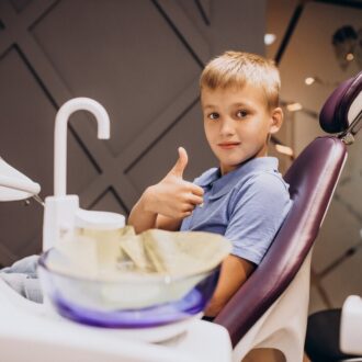 Лечение зубов у детей: как успокоить малыша на приеме