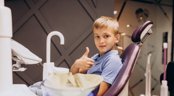 Лечение зубов у детей: как успокоить малыша на приеме