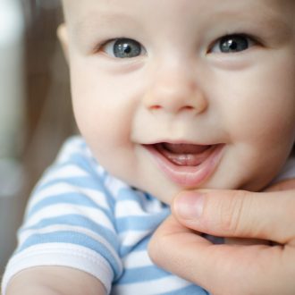 Что делать при повышении температуры при прорезывании зубов у грудничков?