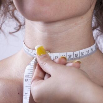 Манишка для девочки спицами