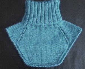 Манишка спицами для ребёнка: описание аксессуара, схемы вязания для начинающих