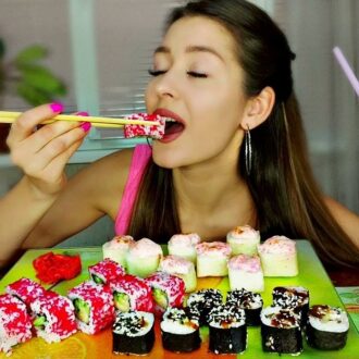 Упаковка для суши на вынос. Знаете ли вы, что раньше суши не использовали палочками?