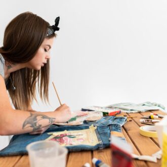 Преображаем старую одежду: всё о красках для ткани