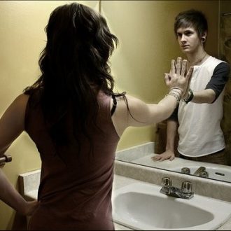 Мужчины, которых вы притягиваете, отражают вас саму: почему в вас каждый раз влюбляются «не те»