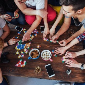 Игры для компании: игры-книги, настольные игры про экономику, протекторы для карточных игр