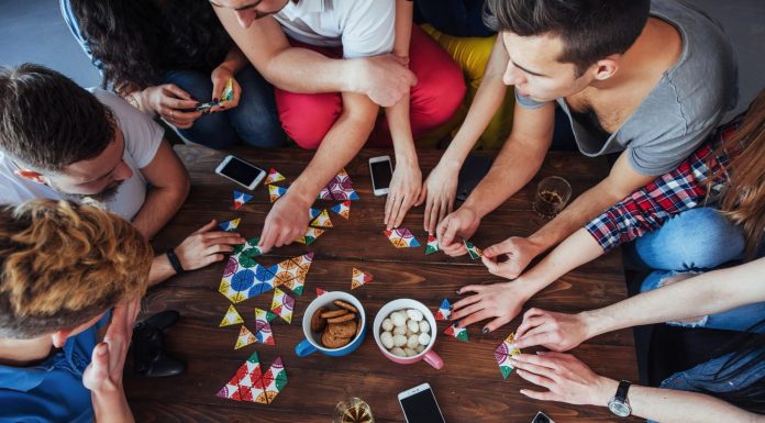 Игры для компании: игры-книги, настольные игры про экономику, протекторы для карточных игр