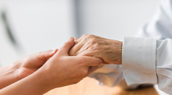 Уход за пожилыми людьми: советы и рекомендации для заботливых родственников