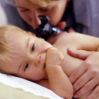 Как определить отит у грудных детей?