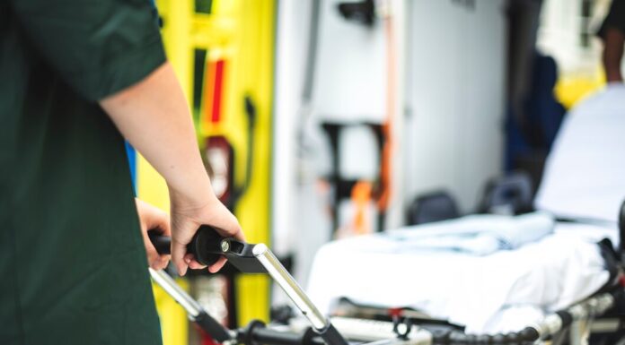 Как вызвать скорую с мобильного телефона: учим цифры безопасности