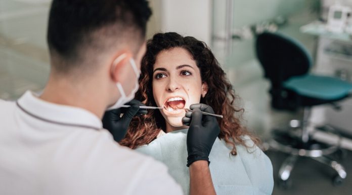 Борьба с Кариесом: Эффективные Методы Лечения и Профилактики https://ru.freepik.com/free-photo/patient-at-dentist-office-having-a-check-up_6090526.htm#fromView=search&page=1&position=1&uuid=24931629-cc11-4c04-924a-d6aced774124