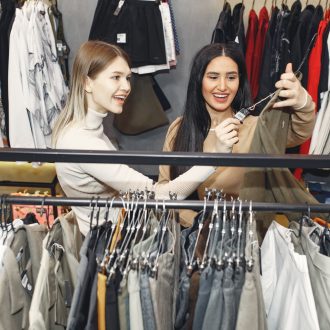 Преимущества покупок в секонд-хенде.