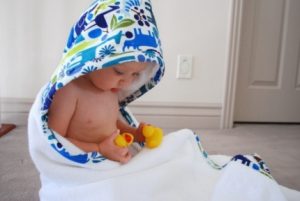 Полотенце с капюшоном для ребёнка: чем удобен уголок при купании новорожденного малыша и как сшить детский аксессуар своими руками, а также примеры изделий на фото