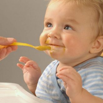 6 месяцев – пора знакомства грудничка с новой пищей