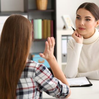 Почему помощь психолога полезнее совета друга