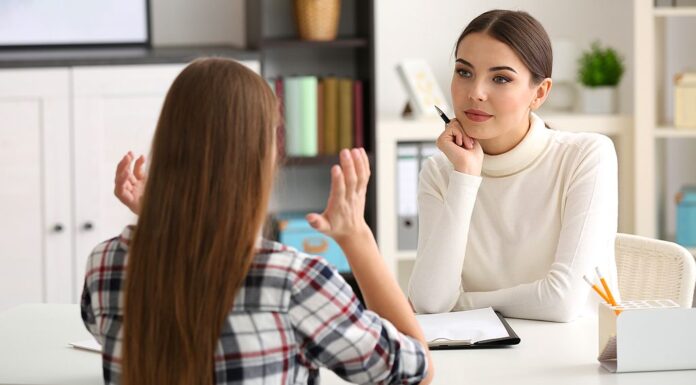 Почему помощь психолога полезнее совета друга