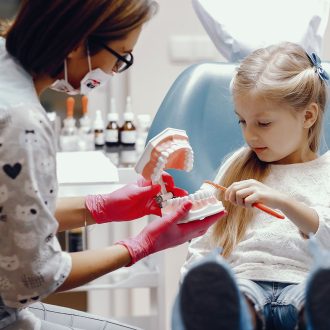 Лечим зубки: когда стоит записать ребенка к стоматологу