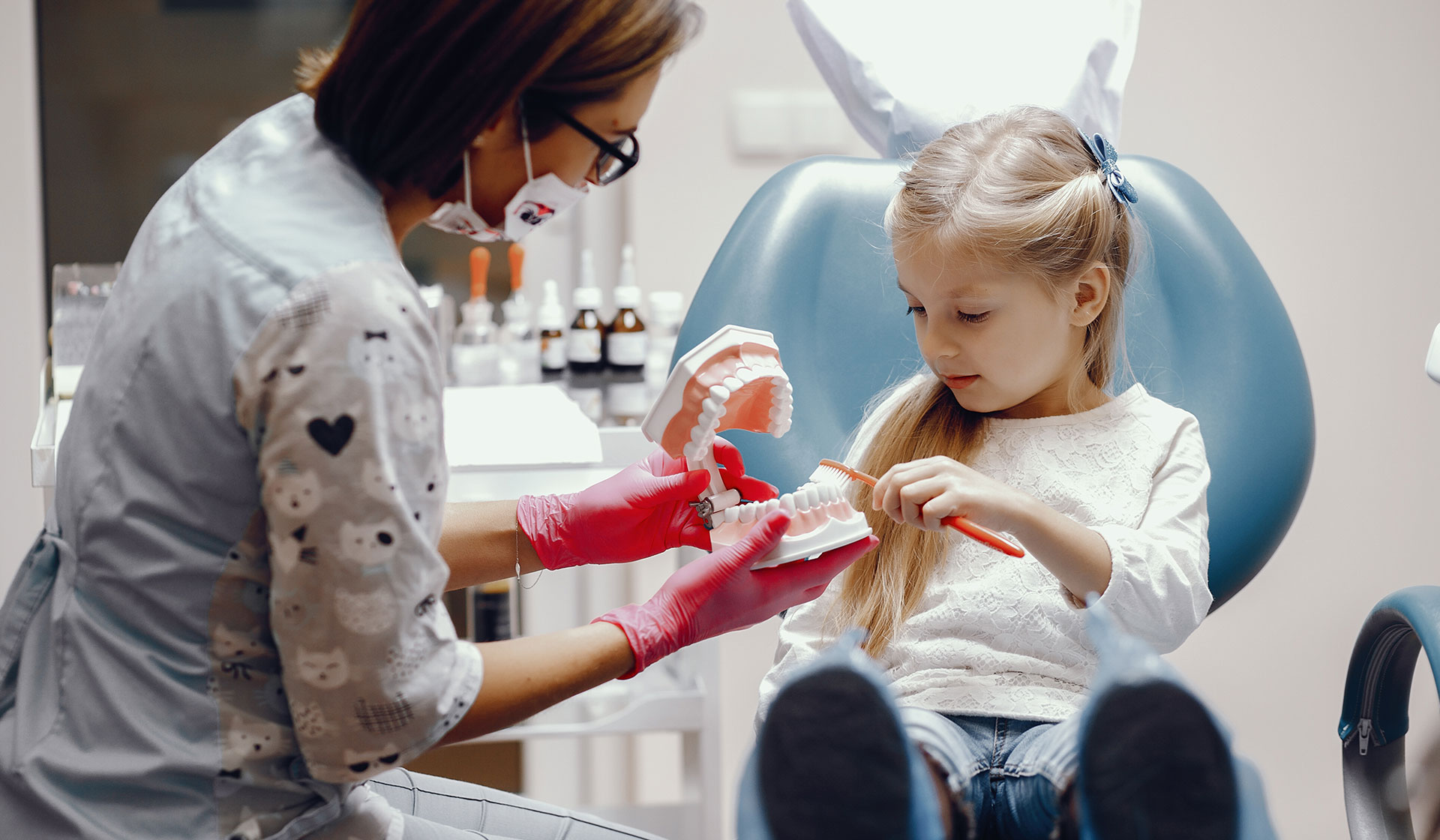 Лечим зубки: когда стоит записать ребенка к стоматологу