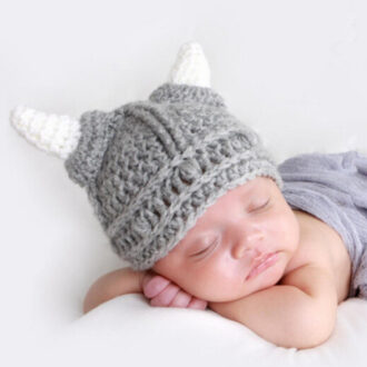 Шапочка для новорожденного спицами, этапы изготовления, особенности декора