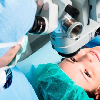 Лазерная коррекция зрения и лечение сетчатки глаза: возможно ли это?