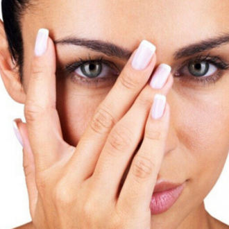 Почему появляются темные круги под глазами и как их убрать?