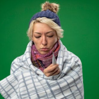 Ангина и боли в горле: понимание симптомов и лечение https://ru.freepik.com/free-photo/sick-unhealthy-woman-with-short-hair-in-warm-scarf-and-hat-feeling-unwell-wrapped-in-blanket-holding-thermometer-standing-over-green-background_12203597.htm#fromView=search&page=1&position=3&uuid=0890d29a-6242-443b-b5e2-17a5b28c6692