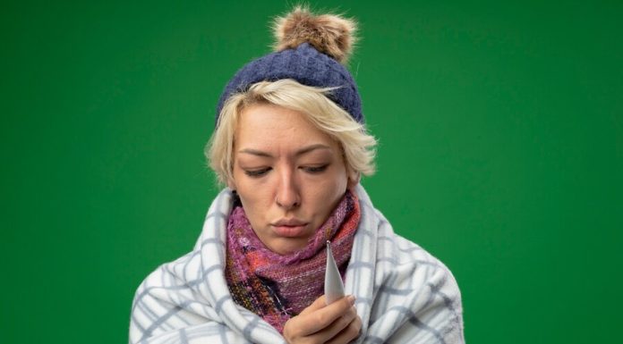 Ангина и боли в горле: понимание симптомов и лечение https://ru.freepik.com/free-photo/sick-unhealthy-woman-with-short-hair-in-warm-scarf-and-hat-feeling-unwell-wrapped-in-blanket-holding-thermometer-standing-over-green-background_12203597.htm#fromView=search&page=1&position=3&uuid=0890d29a-6242-443b-b5e2-17a5b28c6692