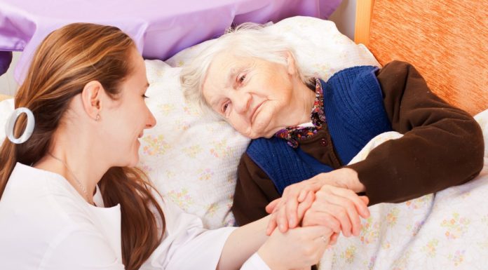 Услуги сиделки за старыми людьми – какой помощь может предоставить профессиональная сиделка?