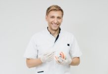 Врачи-стоматологи: роль, обязанности и значимость в современной медицине